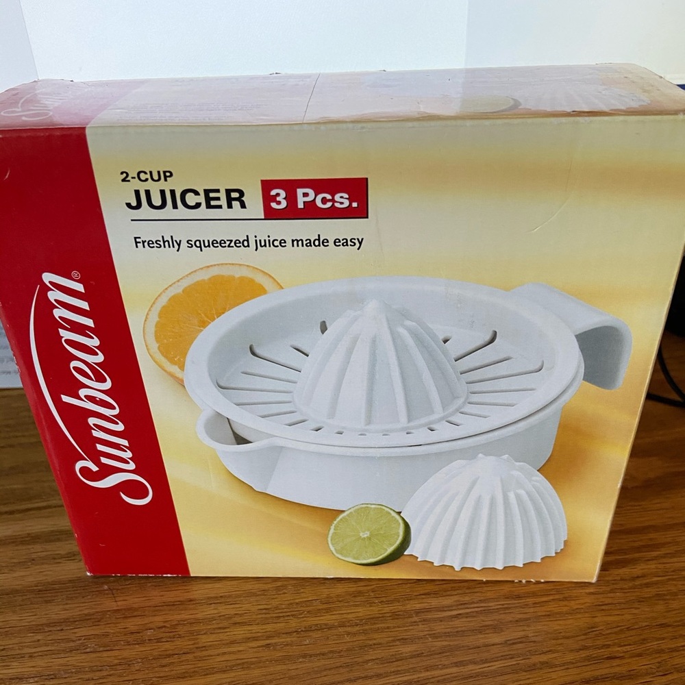 NIB sunbeam 2 cup juicer has 3 pieces with it